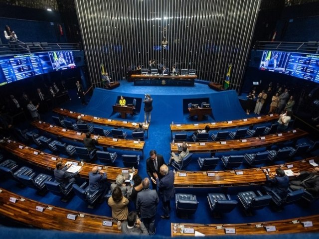 Senado aprova bolsa de at R$ 700 para alunos de baixa renda