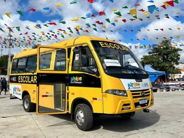 Parnamirim-PE celebra chegada de nibus do programa estadual 