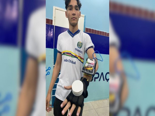 Estudantes do Serto de Pernambuco criam luva que estabiliza tremor de pessoas com Parkinson