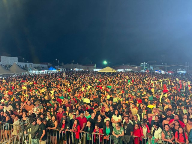 Show de Amado Batista rene mais de 20 mil pessoas em Jat, no cariri cearense