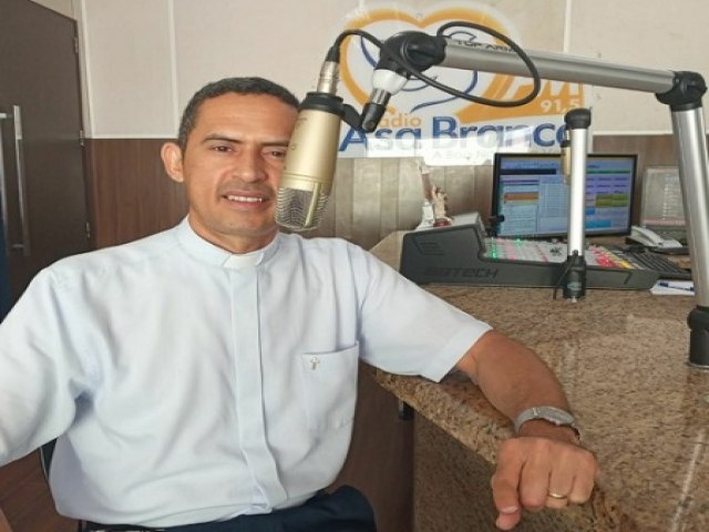 Diocese de Salgueiro transfere Pe. Erasmo para Exu e nomeia novo Administrador para a futura rea Pastoral do Divino Esprito Santo, em Salgueiro