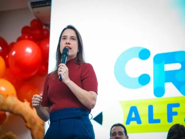 Raquel Lyra entrega Prmio s melhores unidades de ensino municipais de Pernambuco