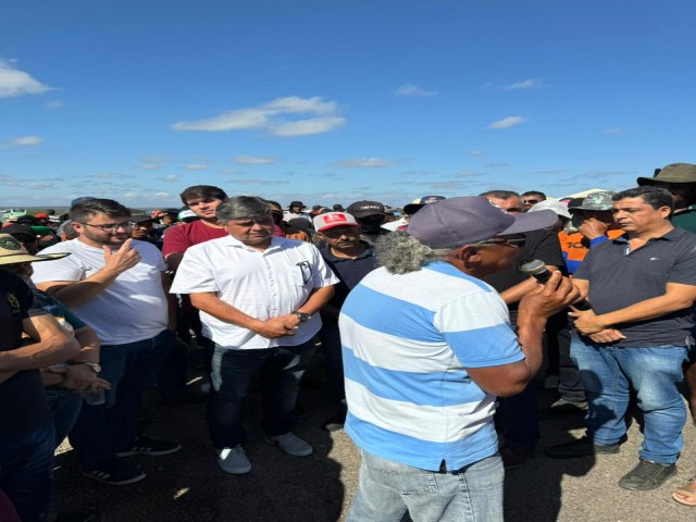 Produtores rurais protestam e desligam bombas da transposio do So Francisco, entre as cidades de Floresta e Petrolndia