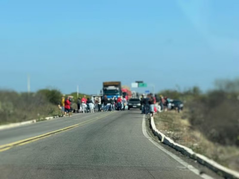 Produtores rurais voltam a interditar o Trevo do Ib em Belm do So Francisco