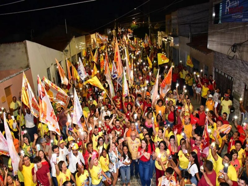 Ao lado de Marilia Arraes, Marcones e Cacau arrastam multido no bairro do prado em Salgueiro