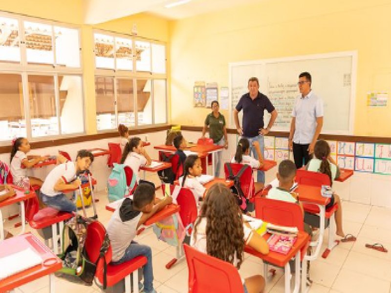 Secretaria Municipal de Educao de Verdejante celebra a chegada de novos kits escolares