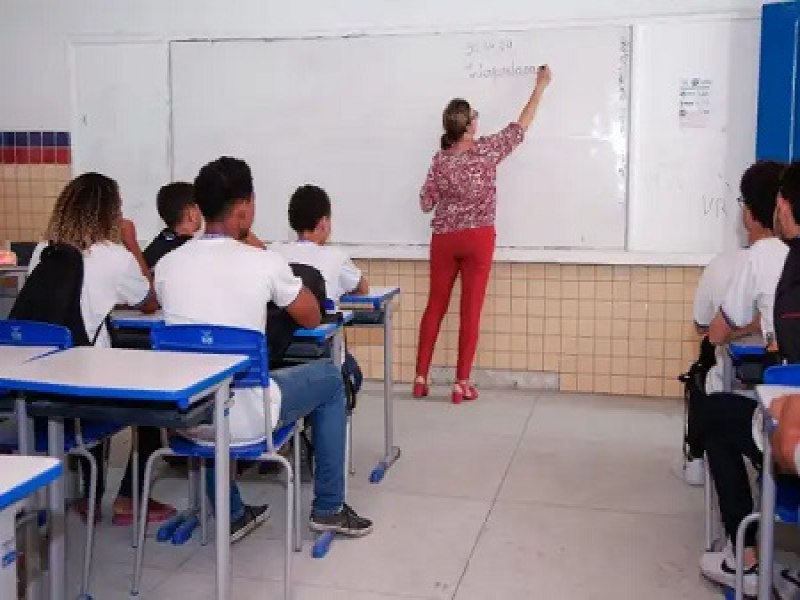 Prefeitura de Salgueiro publica edital de Processo Seletivo Interno para professor da Escola de Referncia em Ensino Fundamental Dom Malan