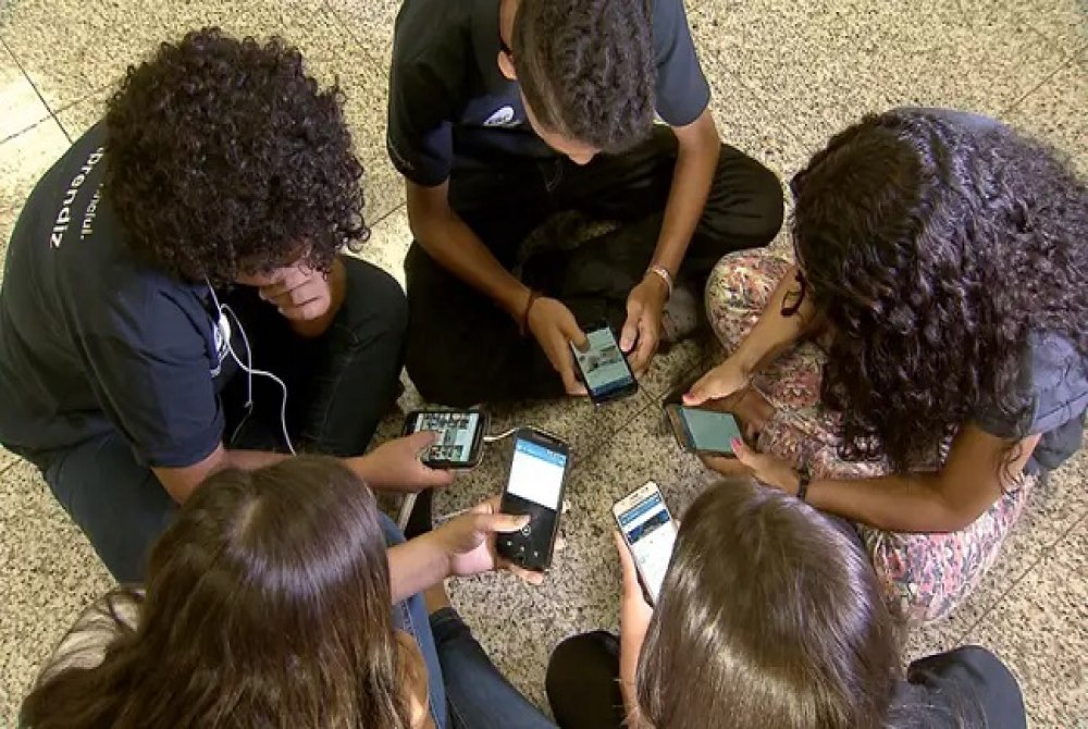 MEC far� pesquisa sobre impacto da restri��o de celular nas escolas