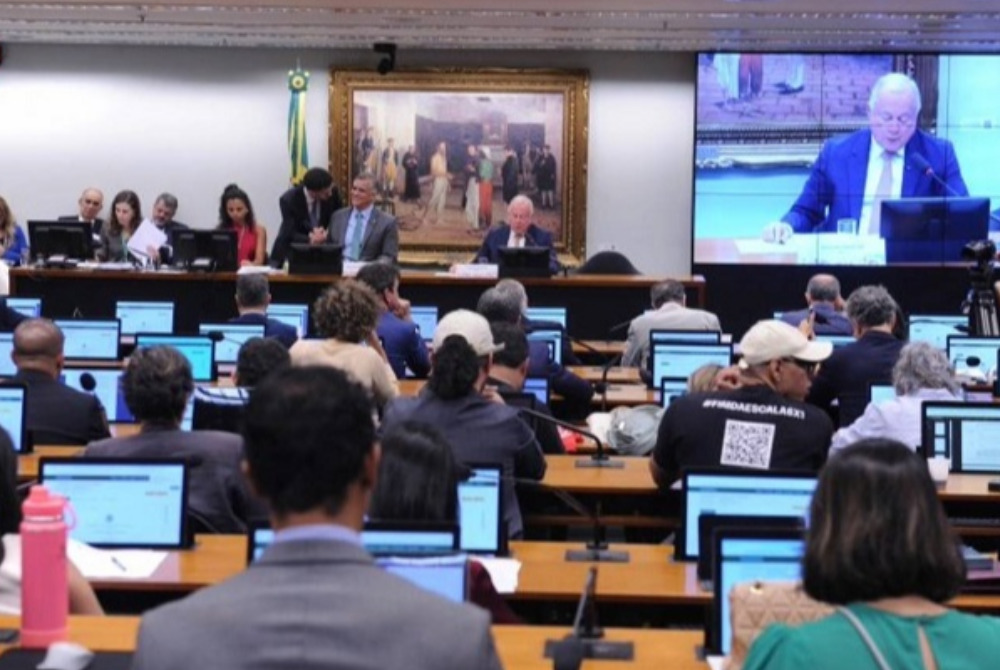Ap�s pedido de vista, comiss�o da C�mara adia vota��o do fim da escala 6x1