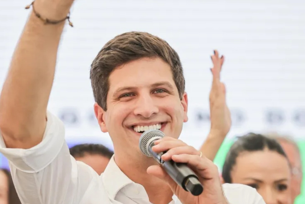 Jo�o Campos entrega 75 ve�culos para a sa�de e refor�a recado de Lula sobre as elei��es em Pernambuco
