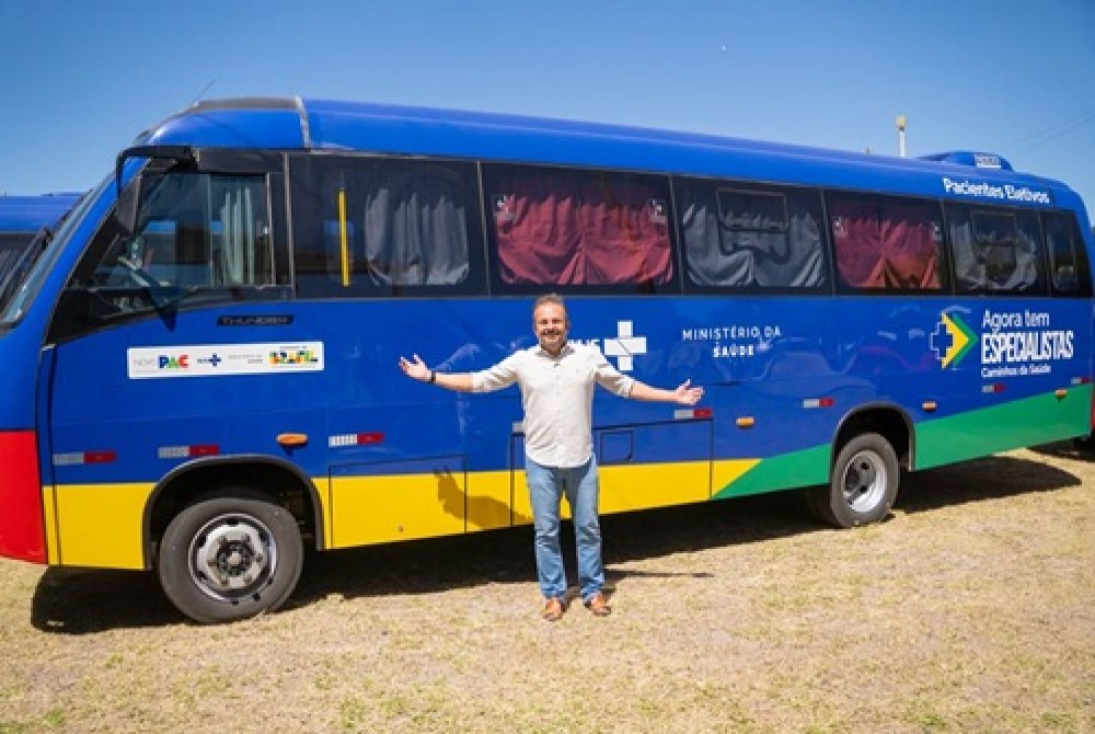 Fabinho comemora chegada de dois novos ve�culos para pacientes do TFD de Salgueiro