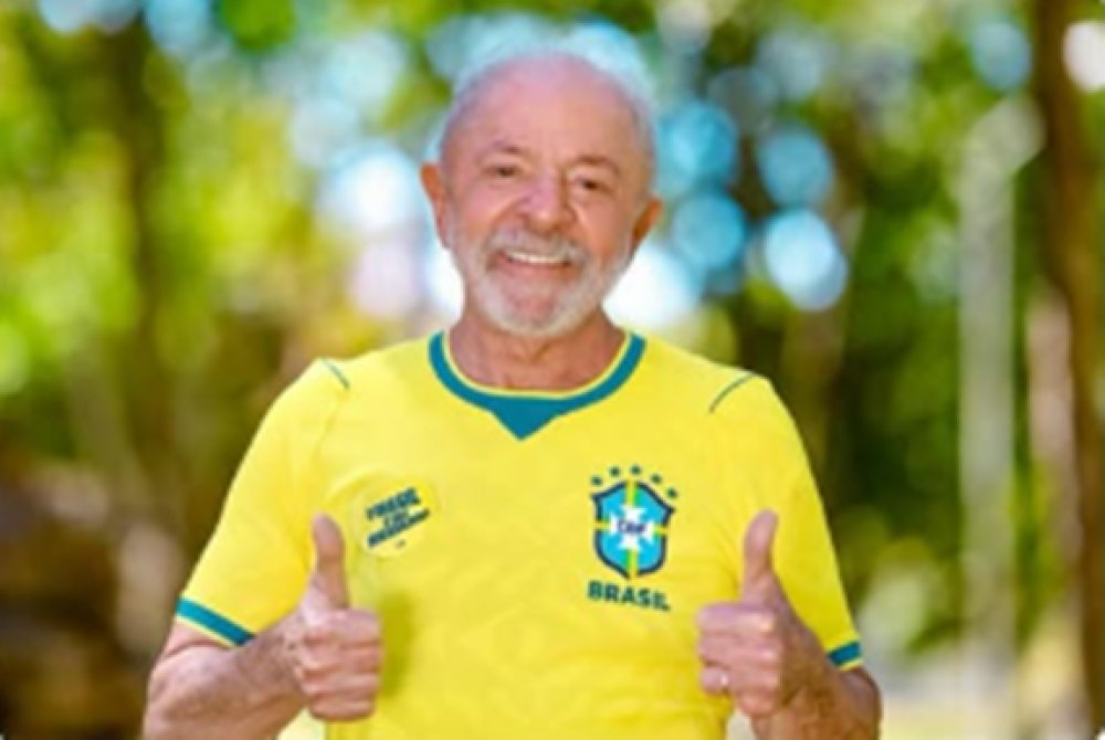 Vestido com a camisa da Sele��o, Lula deseja boa sorte ao Brasil na Copa: 