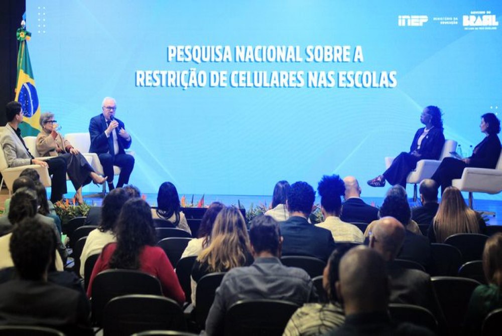 Lei que restringe uso de celulares j� � adotada por 92% das escolas