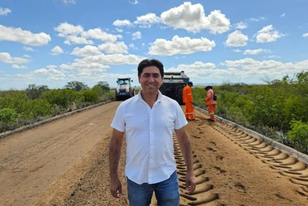 Prefeito de Itacuruba celebra in�cio da restaura��o da PE-422