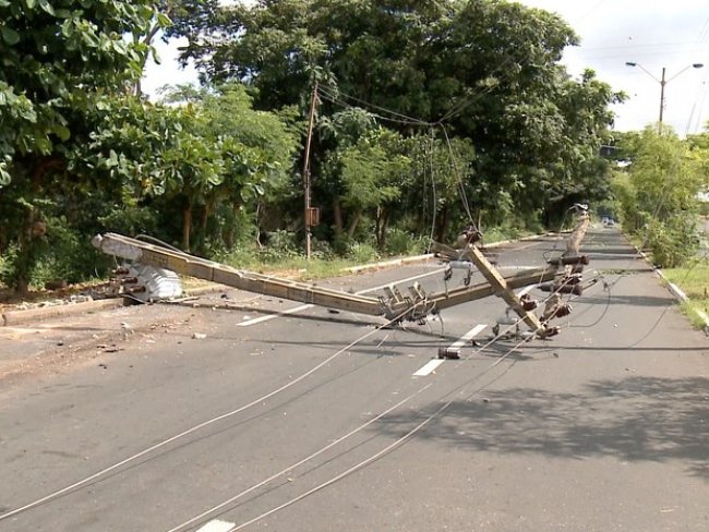 Carro bate em dois postes e Avenida Maranhão é parcialmente interditada
