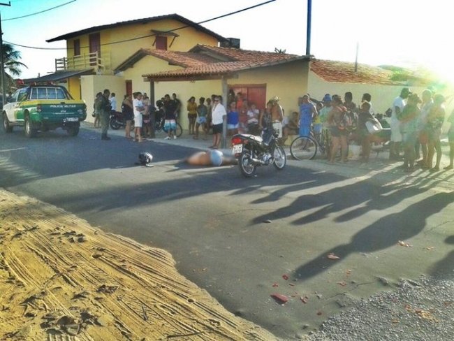 Mulher morre ao cair da moto após colisão com carro em Luís Correia