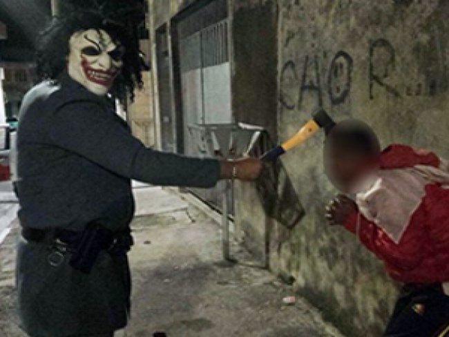 Fotos mostram suposto policial vestido de palhaço ameaçando jovem