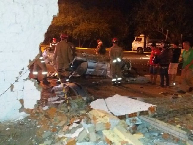 Jovem de 21 anos morre após bater carro em muro na Avenida Maranhão