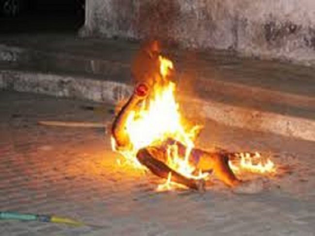População invade delegacia e queima homem vivo acusado de matar jovem