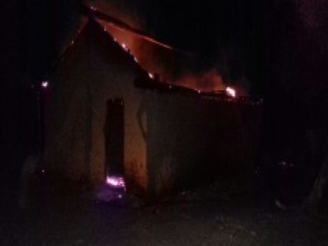 Casa incendeia com cinco pessoas dentro