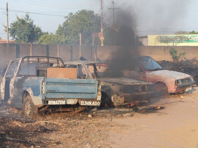 Carros apreendidos pela justiça são incendiados após uma festa política