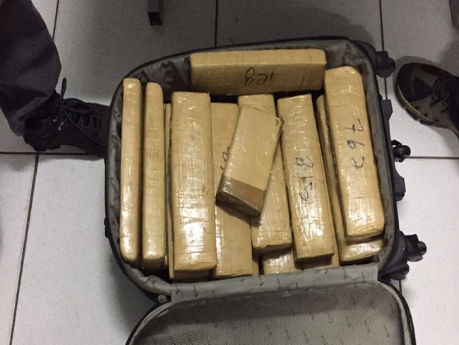 Taxista e passageiro são presos com mais de 30 quilos de drogas em mala