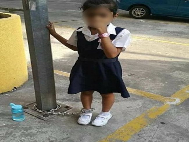 Menina de 8 anos é acorrentada a poste pela mãe após gazear aula