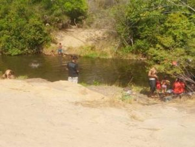 Jovens se assustam ao acharem um corpo em rio durante tarde de lazer