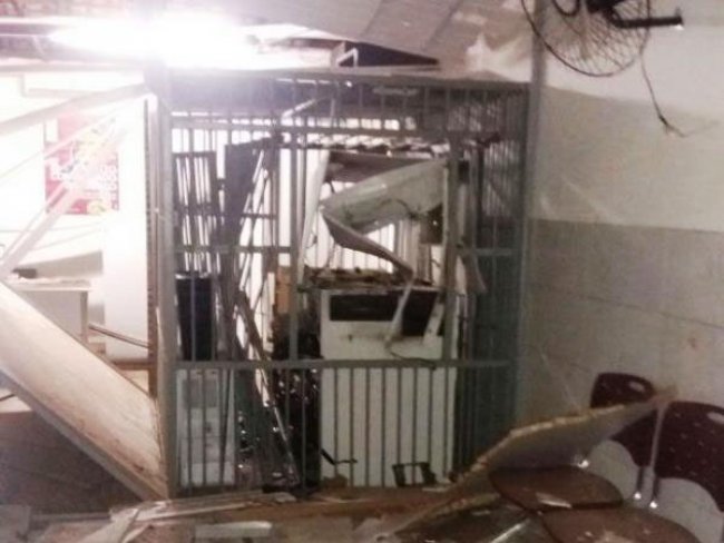Trio arrebenta porta e explode caixa eletrônico em Boqueirão do Piauí