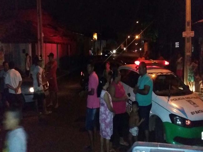 Moradores da Vila Poti cercam carro da Eletrobras em protesto