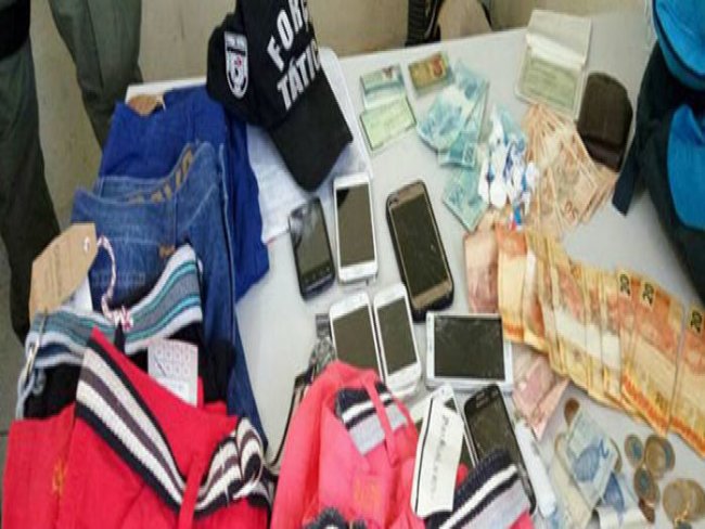 Grupo acusado de roubar loja é preso com cocaína e dinheiro