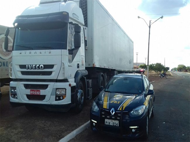 PRF-PI apreende caminhão roubado com carga avaliada em R$1,5 milhão