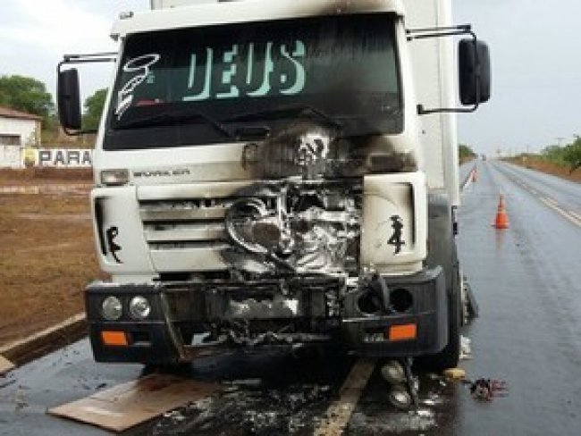Motociclista morre após colidir com caminhão no interior do Piauí