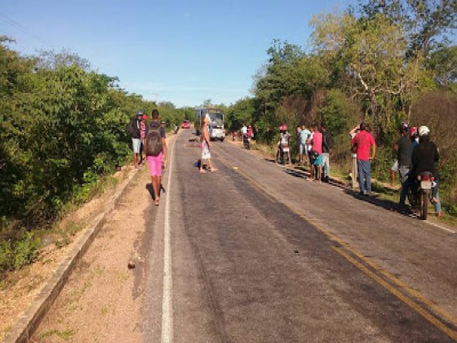 Ônibus atropela e mata duas pessoas em rodovia no Piauí