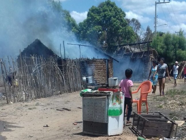 Fogo destrói quatro casas e assusta moradores de Porto Piauí