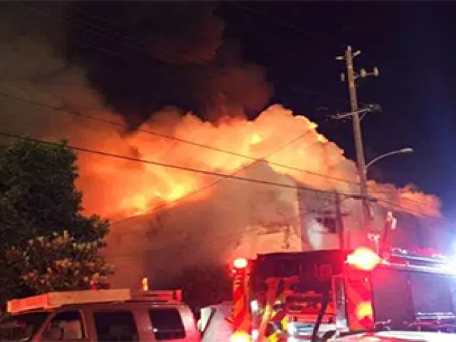 Incêndio em festa na Califórnia mata pelo menos 30 pessoas