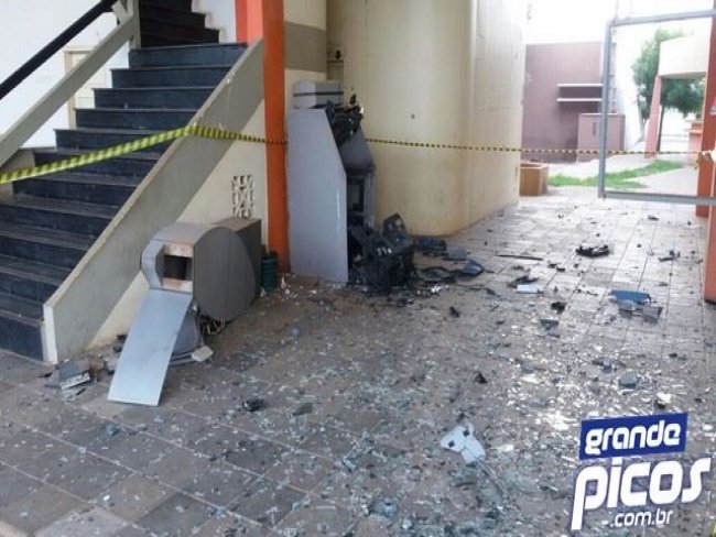 Bandidos armados explodem caixa eletrônico em Prefeitura do Piaui