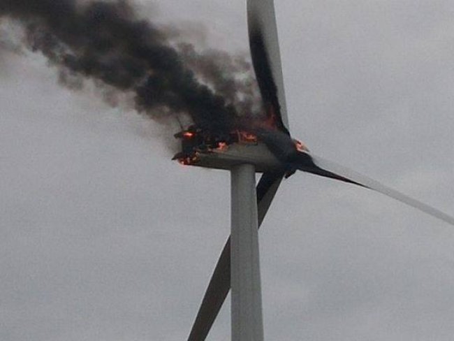 Gerador de energia eólica pega fogo em Ilha Grande do Piauí