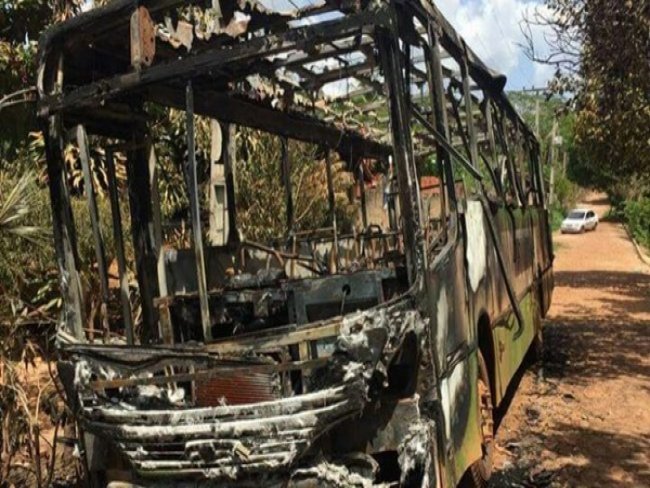 Jovens são suspeitos de 'incendiar' ônibus ao serem expulsos de escola