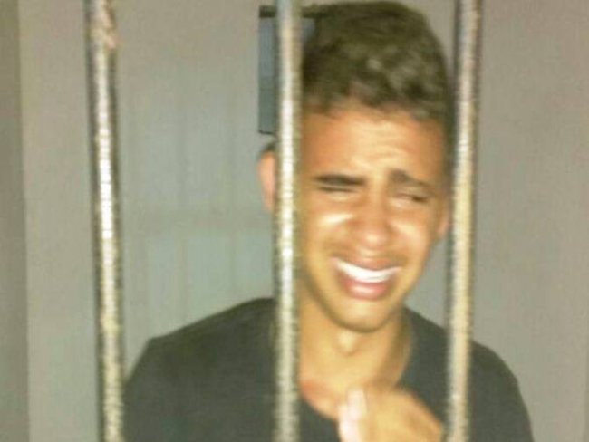 Jovem é preso com cocaína e chora após ser levado para delegacia