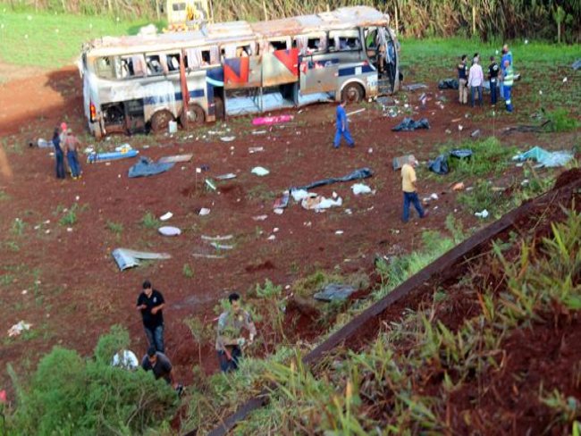 Ônibus em alta velocidade sai da pista no Paraná e deixa 7 mortos