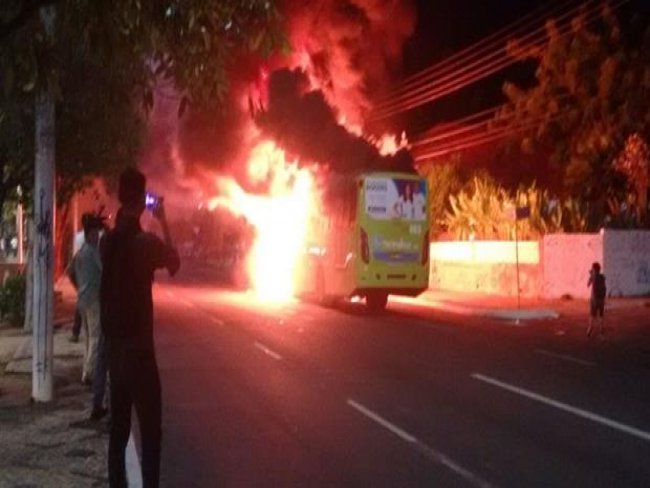 Manifestantes 'incendeiam' ônibus no Centro de Teresina