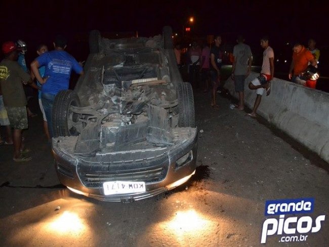 Motorista perde controle e capota carro em Cima de Ponte no Piaui