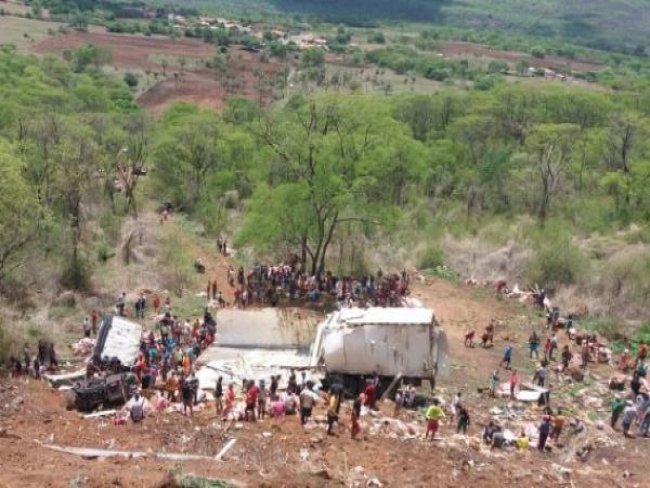 Caminhão tomba e população saqueia carga de carne bovina avaliada em R$ 270 mil