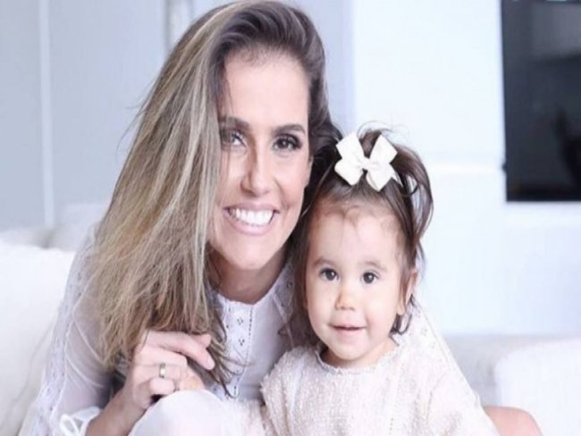 Deborah Secco e a filha Maria Flor são atacadas na internet