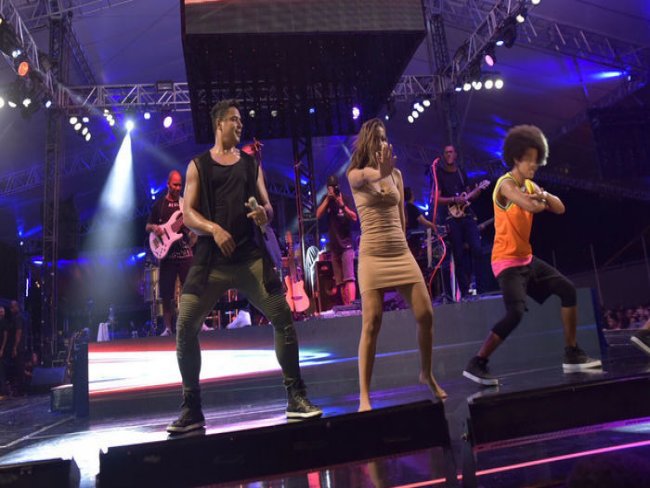 Anitta invade palco do Harmonia e quase mostra demais