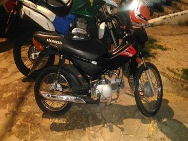 Polícia prende jovem com arma de fogo e motocicleta roubada no PI