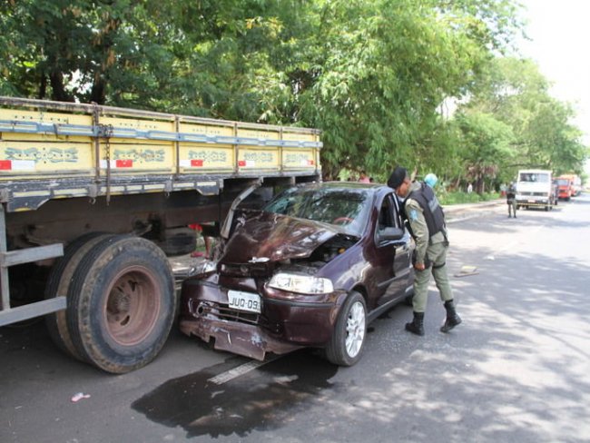 Homem é baleado na Avenida Maranhão e seu carro colide com caminhão