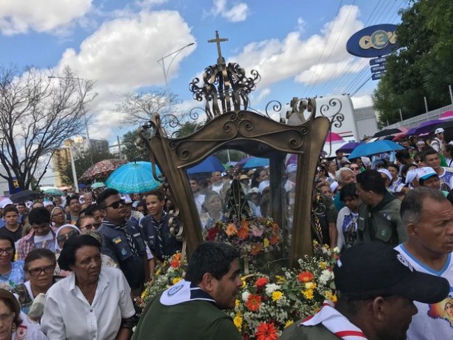 Multidão celebra festa da Mãe de Deus com missa e procissão em Teresina