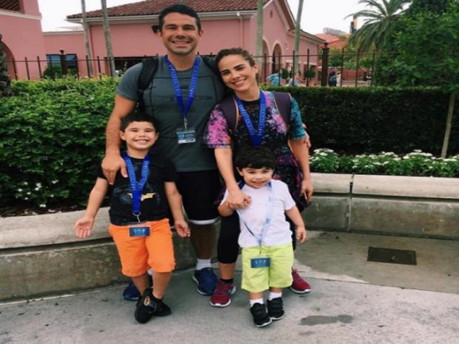 Wanessa Camargo se diverte com família em parques de Orlando